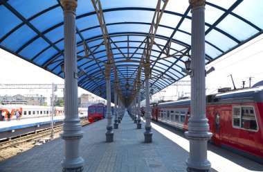 Moskova, Rusya - 01 Haziran 2015: Moskova yolcu platformu (Yaroslavsky tren istasyonu), Rusya - Moskova Komsomolskaya Meydanı'nda yer alan, dokuz ana tren istasyonları biridir. Dokuz Moskova İstasyon tüm yüksek yolcu işlem hacmi vardır 