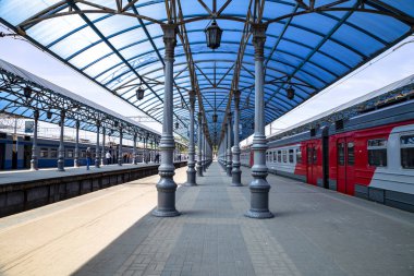 Moskova, Rusya - 01 Haziran 2015: Moskova yolcu platformu (Yaroslavsky tren istasyonu), Rusya - Moskova Komsomolskaya Meydanı'nda yer alan, dokuz ana tren istasyonları biridir. Dokuz Moskova İstasyon tüm yüksek yolcu işlem hacmi vardır 