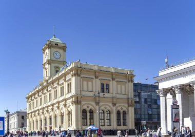 Moskova, Rusya - 01 Haziran 2015: tarihi binada Bolshaya tren istasyonuna (Rusça yazılı Bolshaya tren istasyonu)--bir Moskova, Rusya'nın dokuz ana tren istasyonları biridir