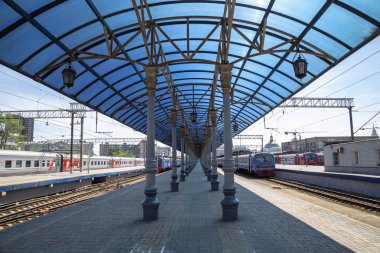 Moskova, Rusya - 01 Haziran 2015: Moskova yolcu platformu (Yaroslavsky tren istasyonu), Rusya - Moskova Komsomolskaya Meydanı'nda yer alan, dokuz ana tren istasyonları biridir. Dokuz Moskova İstasyon tüm yüksek yolcu işlem hacmi vardır 