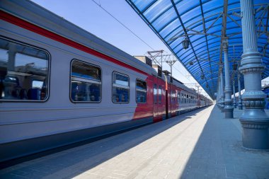 Moskova, Rusya - 01 Haziran 2015: Moskova yolcu platformu (Yaroslavsky tren istasyonu), Rusya - Moskova Komsomolskaya Meydanı'nda yer alan, dokuz ana tren istasyonları biridir. Dokuz Moskova İstasyon tüm yüksek yolcu işlem hacmi vardır 