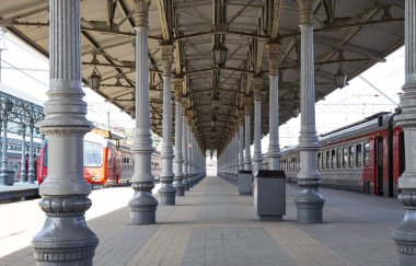 Moskova, Rusya - 01 Haziran 2015: Moskova yolcu platformu (Yaroslavsky tren istasyonu), Rusya - Moskova Komsomolskaya Meydanı'nda yer alan, dokuz ana tren istasyonları biridir. Dokuz Moskova İstasyon tüm yüksek yolcu işlem hacmi vardır 