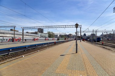 Moskova, Rusya - 01 Haziran 2015: Moskova yolcu platformu (Yaroslavsky tren istasyonu), Rusya - Moskova Komsomolskaya Meydanı'nda yer alan, dokuz ana tren istasyonları biridir. Dokuz Moskova İstasyon tüm yüksek yolcu işlem hacmi vardır 