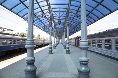 Moskova, Rusya - 01 Haziran 2015: Moskova yolcu platformu (Yaroslavsky tren istasyonu), Rusya - Moskova Komsomolskaya Meydanı'nda yer alan, dokuz ana tren istasyonları biridir. Dokuz Moskova İstasyon tüm yüksek yolcu işlem hacmi vardır 
