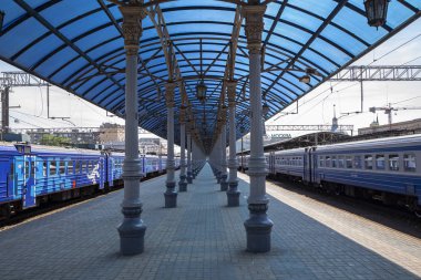 Moskova, Rusya - 01 Haziran 2015: Moskova yolcu platformu (Yaroslavsky tren istasyonu), Rusya - Moskova Komsomolskaya Meydanı'nda yer alan, dokuz ana tren istasyonları biridir. Dokuz Moskova İstasyon tüm yüksek yolcu işlem hacmi vardır 