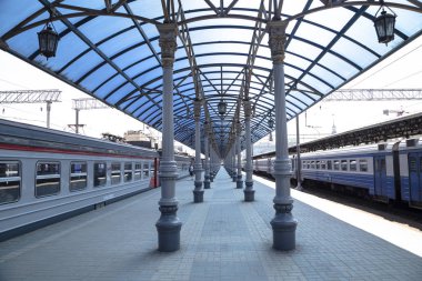 Moskova, Rusya - 01 Haziran 2015: Moskova yolcu platformu (Yaroslavsky tren istasyonu), Rusya - Moskova Komsomolskaya Meydanı'nda yer alan, dokuz ana tren istasyonları biridir. Dokuz Moskova İstasyon tüm yüksek yolcu işlem hacmi vardır 