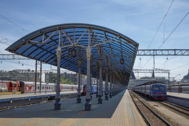 Moskova, Rusya - 01 Haziran 2015: Moskova yolcu platformu (Yaroslavsky tren istasyonu), Rusya - Moskova Komsomolskaya Meydanı'nda yer alan, dokuz ana tren istasyonları biridir. Dokuz Moskova İstasyon tüm yüksek yolcu işlem hacmi vardır 