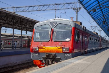 Moskova, Rusya - 01 Haziran 2015: Moskova yolcu platformu (Yaroslavsky tren istasyonu), Rusya - Moskova Komsomolskaya Meydanı'nda yer alan, dokuz ana tren istasyonları biridir. Dokuz Moskova İstasyon tüm yüksek yolcu işlem hacmi vardır 