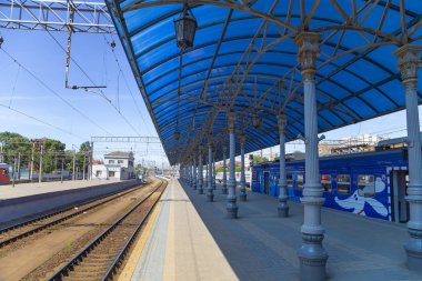 Moskova, Rusya - 01 Haziran 2015: Moskova yolcu platformu (Yaroslavsky tren istasyonu), Rusya - Moskova Komsomolskaya Meydanı'nda yer alan, dokuz ana tren istasyonları biridir. Dokuz Moskova İstasyon tüm yüksek yolcu işlem hacmi vardır 