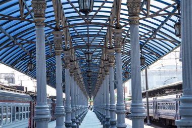 Moskova, Rusya - 01 Haziran 2015: Moskova yolcu platformu (Yaroslavsky tren istasyonu), Rusya - Moskova Komsomolskaya Meydanı'nda yer alan, dokuz ana tren istasyonları biridir. Dokuz Moskova İstasyon tüm yüksek yolcu işlem hacmi vardır 