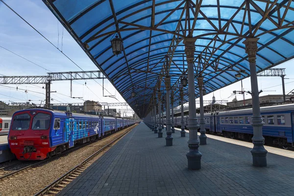 Moscú Rusia Junio 2015 Plataforma Pasajeros Moscú Estación Tren Yaroslavsky —  Fotos de Stock