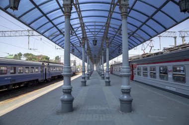 Moskova, Rusya - 01 Haziran 2015: Moskova yolcu platformu (Yaroslavsky tren istasyonu), Rusya - Moskova Komsomolskaya Meydanı'nda yer alan, dokuz ana tren istasyonları biridir. Dokuz Moskova İstasyon tüm yüksek yolcu işlem hacmi vardır 