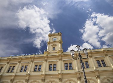 Tarihi bina Bolshaya tren istasyonuna (Rusça yazılı Bolshaya tren istasyonu)--Moskova, Rusya'nın dokuz ana tren istasyonları biridir