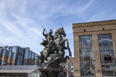 Moskova, Rusya - 01 Haziran 2015: St. George heykel cinayetin ejderha Komsomolskaya Meydanı nda Leningrad ve Yaroslavl istasyonu Moskova arasında. Yazar Shcherbakov heykel 