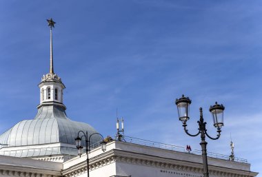 Moskova, Rusya - 01 Haziran 2015: metro istasyonu Komsomolskaya Bolshaya ve Yaroslavsky tren terminal yakınındaki. Moscow, Rusya Federasyonu 