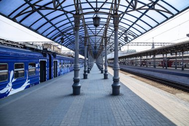 Moskova, Rusya - 01 Haziran 2015: Moskova yolcu platformu (Yaroslavsky tren istasyonu), Rusya - Moskova Komsomolskaya Meydanı'nda yer alan, dokuz ana tren istasyonları biridir. Dokuz Moskova İstasyon tüm yüksek yolcu işlem hacmi vardır 