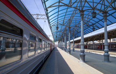 Moskova, Rusya - 01 Haziran 2015: Moskova yolcu platformu (Yaroslavsky tren istasyonu), Rusya - Moskova Komsomolskaya Meydanı'nda yer alan, dokuz ana tren istasyonları biridir. Dokuz Moskova İstasyon tüm yüksek yolcu işlem hacmi vardır 