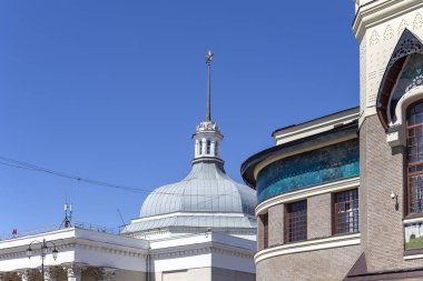 Moskova, Rusya - 01 Haziran 2015: metro istasyonu Komsomolskaya Bolshaya ve Yaroslavsky tren terminal yakınındaki. Moscow, Rusya Federasyonu 
