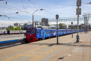 Moskova, Rusya - 01 Haziran 2015: Moskova yolcu platformu (Yaroslavsky tren istasyonu), Rusya - Moskova Komsomolskaya Meydanı'nda yer alan, dokuz ana tren istasyonları biridir. Dokuz Moskova İstasyon tüm yüksek yolcu işlem hacmi vardır 