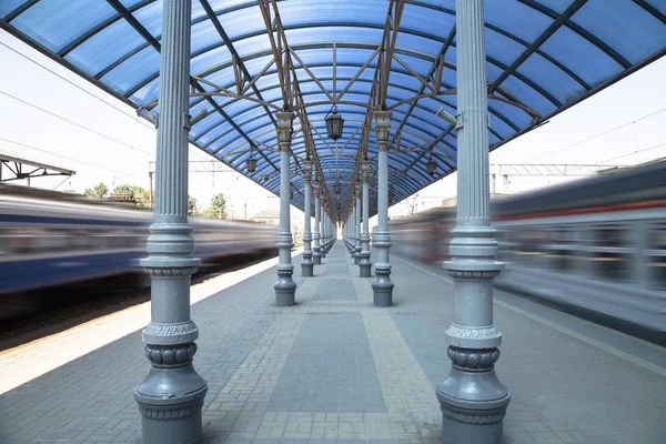 Mosca Russia Giugno 2015 Piattaforma Passeggeri Mosca Stazione Ferroviaria Yaroslavsky — Foto Stock