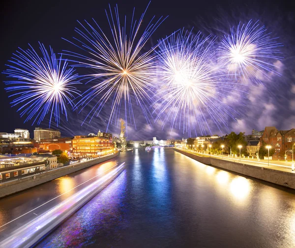 Fogos Artifício Sobre Rio Moskva Noite Vista Ponte Patriarshy Perto — Fotografia de Stock