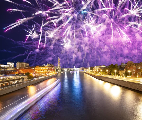 Fuegos Artificiales Sobre Río Moskva Por Noche Vista Desde Puente —  Fotos de Stock