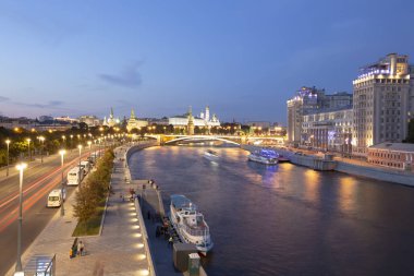 Moskova, Rusya 17 Ağustos 2018: Moskova Nehri ve Kremlin (gece), Moskova, Rusya - Moskova'nın en popüler görünümü 