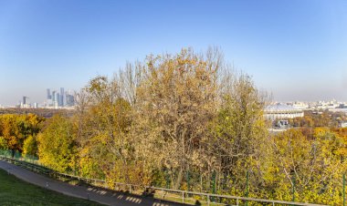 Sparrow Hills veya Vorobyovy Gory gözlem (görüntüleme) platformunun görünümü--Moskva nehrinin üzerinde dik bir banka 85 m veya deniz seviyesinden 200 m... Moscow, Rusya Federasyonu  