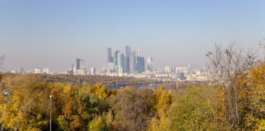 Görünümü Moskova Serçe Tepesi veya Vorobyovy kanlı gözlem (izleme) platformu... dik banka Moskova Nehri üzerinde 85 m veya 200 m deniz seviyesinden şehirdir gökdelenler kompleksi ve şehir. Moscow, Rusya Federasyonu  