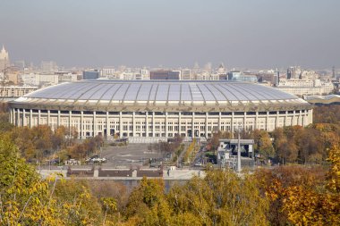 Moskova, Rusya 15 Ekim 2018: Serçe Tepesi veya Vorobyovy kanlı gözlem (izleme) platformu--Merkezi Moskova Moskova Nehri üzerinde 85 m veya 200 m deniz seviyesinden dik bir yakasında görülmektedir. Moscow, Rusya Federasyonu  