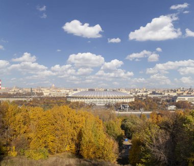 Serçe Tepesi veya Vorobyovy kanlı gözlem (izleme) platformu--Merkezi Moskova Moskova Nehri üzerinde 85 m veya 200 m deniz seviyesinden dik bir yakasında görülmektedir. Moscow, Rusya Federasyonu  