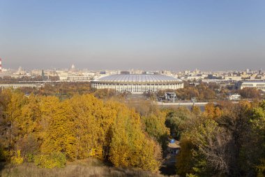 Serçe Tepesi veya Vorobyovy kanlı gözlem (izleme) platformu--Merkezi Moskova Moskova Nehri üzerinde 85 m veya 200 m deniz seviyesinden dik bir yakasında görülmektedir. Moscow, Rusya Federasyonu  