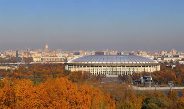 Moskova 'nın ortasındaki Sparrow Hills veya Vorobyovy Gory gözlem platformunun panoramik görüntüsü Moskva nehrinden 85 metre yukarıda veya deniz seviyesinden 200 metre yukarıda. Moskova, Rusya 