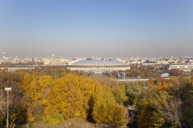 Serçe Tepesi veya Vorobyovy kanlı gözlem (izleme) platformu--Merkezi Moskova Moskova Nehri üzerinde 85 m veya 200 m deniz seviyesinden dik bir yakasında görülmektedir. Moscow, Rusya Federasyonu  