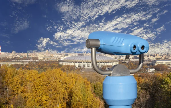 Der Touristische Fernrohrbeobachter Fernglas Und Der Blick Auf Das Zentrum — Stockfoto