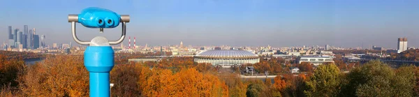 Panoramisch uitzicht op het centrum van Moskou van Sparrow Hills of Vorobyovy — Stockfoto