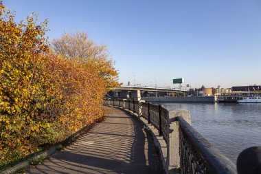 Moskow (Moskva) nehir kıyısı, Rusya (yaz günü) 