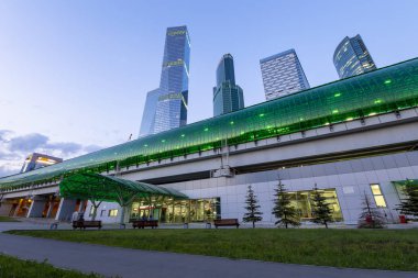Moskova, Rusya 15 Ağustos 2017: Moskova Merkez Çemberi (Küçük Halka, Mcc veya Mk Mzd) ve Uluslararası İş Merkezi gökdelenleri (Şehir) gece, Rusya. Delovoy Tsentr tren istasyonu     
