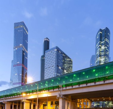 Moskova Merkez Circle (Little Ring, Mcc, veya Mk Mzd) ve uluslararası iş merkezi gökdelenler (Şehir) gece, Rusya. Delovoy Tsentr tren istasyonu     