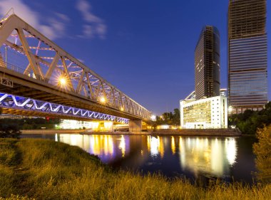 Moskva nehri üzerinde Dorogomilovsky köprü akşam görünümü, Moskow, Rusya  