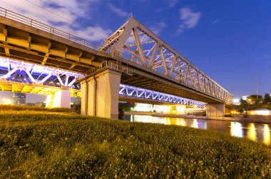 Moskva nehri üzerinde Dorogomilovsky köprü akşam görünümü, Moskow, Rusya  