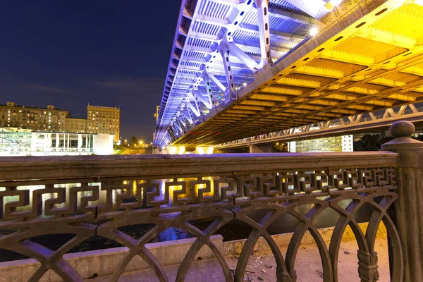 横跨莫斯科河的多罗戈米洛夫斯基大桥的夜景 莫斯科 俄罗斯 — 图库照片