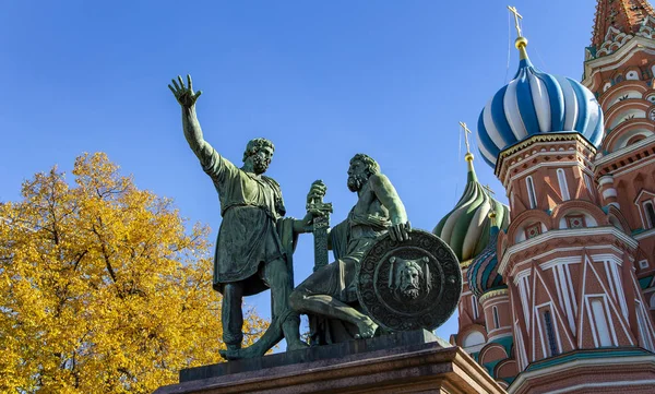 Monument Minin Pozharsky Red Square Basil Cathedral Moscow Russia — Stock Photo, Image