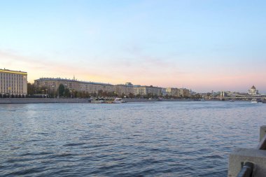 Moskova Nehri ve Krymsky veya Kırım Köprüsü (gece) - Moskova, Rusya bir çelik asma köprü var. Köprü Moskova Nehri 1800 metre güneybatı Kremlin üzerinden yayılan    