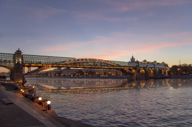 Pushkinsky (Andreevsky) Köprüsü ve Moskova Nehri manzarası (gece). Moscow, Rusya Federasyonu      