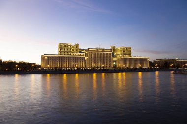 Rusya Federasyonu Savunma Bakanlığı'nın (Minoboron) ana binası, Rus Silahlı Kuvvetleri ve Moskva Nehri'nin yönetim organıdır. Moskova, Rusya Federasyonu