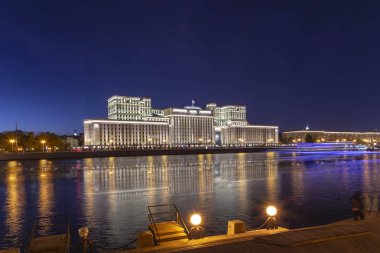 Rusya Federasyonu Savunma Bakanlığı'nın (Minoboron) ana binası, Rus Silahlı Kuvvetleri ve Moskva Nehri'nin yönetim organıdır. Moskova, Rusya Federasyonu