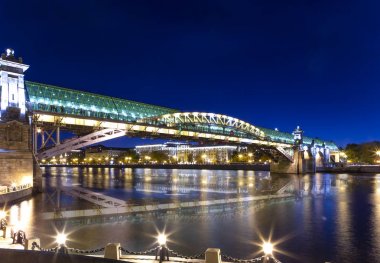 Pushkinsky (Andreevsky) Köprüsü ve Moskova Nehri manzarası (gece). Moscow, Rusya Federasyonu      