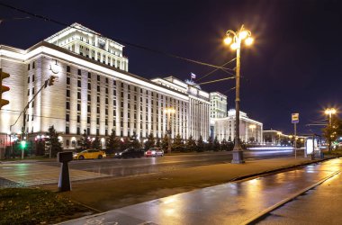Rusya Federasyonu Savunma Bakanlığı'nın (Minoboron) ana binası, gece leyin Rus Silahlı Kuvvetleri'nin yönetim organıdır. Moskova, Rusya Federasyonu  