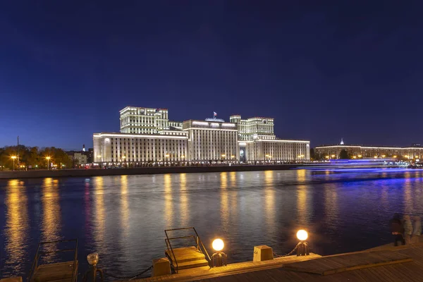 俄罗斯联邦国防部主楼 Minoboron 夜间是俄罗斯武装部队和莫斯科河的管理机构 莫斯科 俄罗斯 — 图库照片